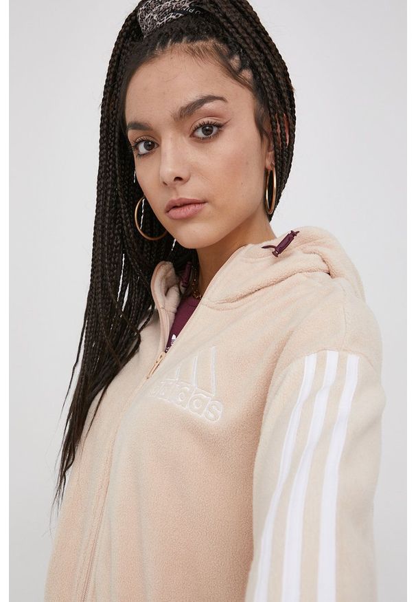 Adidas - adidas Bluza damska kolor żółty z kapturem gładka. Okazja: na co dzień. Typ kołnierza: kaptur. Kolor: beżowy. Materiał: dzianina, materiał. Wzór: gładki. Styl: casual