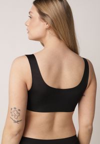 Born2be - Czarny Biustonosz Sportowy z Siateczką i Usztywnionymi Miseczkami Zerirae. Kolor: czarny. Materiał: dresówka. Rodzaj stanika: wyciągane miseczki #5