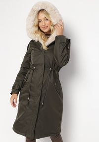 Born2be - Ciemnozielona Nylonowa Kurtka Parka Płaszcz Ozdobiona Futerkiem Faelana. Okazja: na co dzień, do pracy, na spacer, na spotkanie biznesowe. Kolor: zielony. Materiał: nylon, futro. Wzór: aplikacja. Styl: casual, biznesowy