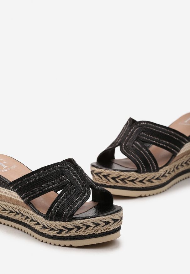 Renee - Czarne Klapki Boho na Plecionym Koturnie z Platformą i Dorobnymi Cyrkoniami Blattas. Kolor: czarny. Obcas: na koturnie. Styl: boho