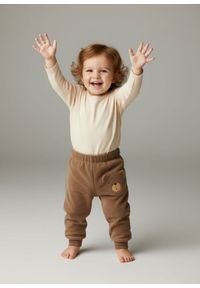 Sinsay - Ocieplane spodnie regular z haftem - beżowy. Kolor: beżowy. Wzór: haft #1