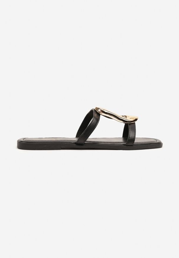 Born2be - Czarne Klapki z Ozdobną Klamrą na Cienkich Paseczkach Davivione. Okazja: na co dzień. Kolor: czarny. Obcas: na obcasie. Styl: elegancki, casual. Wysokość obcasa: niski