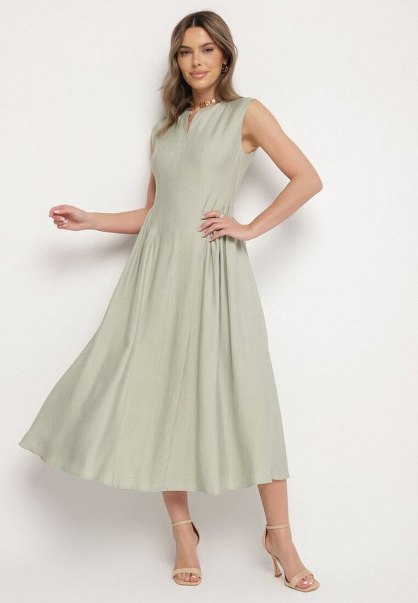 Born2be - Zielona Wiskozowa Sukienka o Rozkloszowanym Kroju Lirice. Okazja: na co dzień. Kolor: zielony. Materiał: wiskoza. Typ sukienki: proste. Styl: klasyczny, casual, elegancki