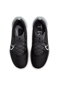 Buty Nike React Pegasus Trail 4 M DJ6158-001 czarne. Okazja: na co dzień. Zapięcie: pasek. Kolor: czarny. Materiał: guma, syntetyk. Szerokość cholewki: normalna. Sport: bieganie #9