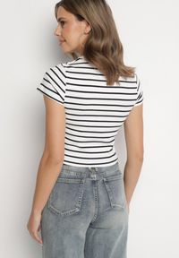 Born2be - Niebiesko-Biały Bawełniany T-shirt w Paski z Jeansową Naszywką i Napisem Velviola. Okazja: na co dzień, na spacer. Kolor: niebieski. Materiał: bawełna, jeans. Wzór: paski, aplikacja, napisy. Styl: casual, elegancki #6