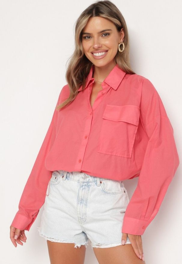 Born2be - Ciemnoróżowa Bawełniana Koszula z Dłuższym Tyłem z Ozdobną Kieszonką i Gumką Ralena. Okazja: na co dzień. Kolor: różowy. Materiał: bawełna. Długość: długie. Wzór: aplikacja. Styl: casual