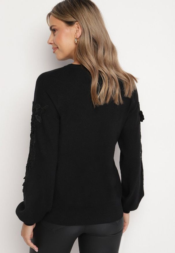 Born2be - Czarny Sweter o Luźnym Kroju ze Ściągaczami przy Rękawach z Koronkowymi Wstawkami Romirani. Okazja: na co dzień. Kolor: czarny. Materiał: koronka. Styl: wizytowy, klasyczny, elegancki, casual