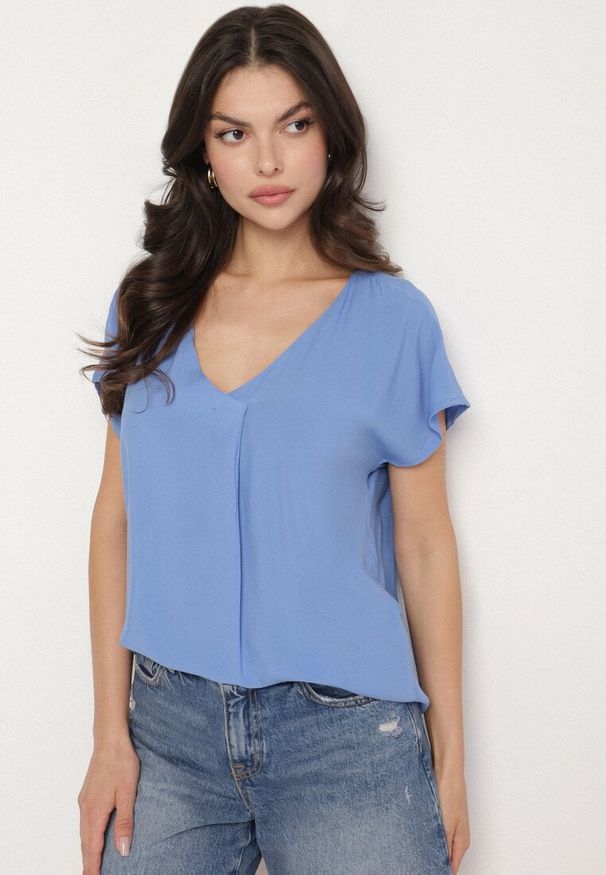 Born2be - Niebieska Wiskozowa Bluzka z Dekoltem w Serek Tilondia. Okazja: na co dzień. Typ kołnierza: dekolt w serek. Kolor: niebieski. Materiał: wiskoza. Styl: casual, klasyczny