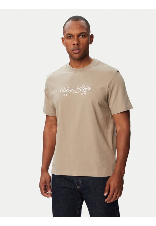 Calvin Klein Jeans T-Shirt LV04RG822G Beżowy ciemny Regular Fit. Kolor: beżowy. Materiał: bawełna