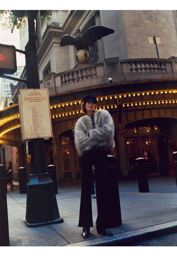 Reserved - Jeansy flare z wysokim stanem - czarny. Stan: podwyższony. Kolor: czarny