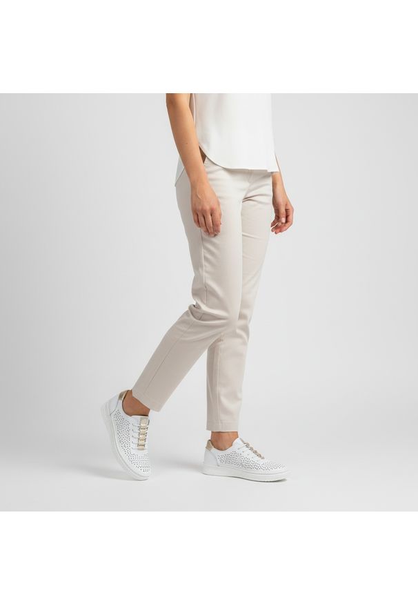 Sneakersy damskie S.Barski, cholewka skóra naturalna perforowana wiązanie klasyczne niski fason zaokrąglony nosek, białe, GR61-5992. Okazja: na co dzień. Zapięcie: sznurówki. Kolor: biały. Materiał: skóra. Szerokość cholewki: normalna. Sezon: wiosna, lato. Styl: klasyczny