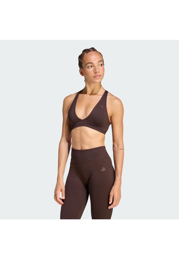Adidas - Dzianinowy biustonosz do ćwiczeń Essentials o lekkim wsparciu. Kolor: brązowy. Materiał: dzianina. Sport: fitness