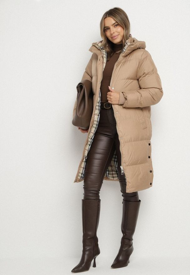 Born2be - Ciemnobeżowa Długa Kurtka Pikowana z Kapturem Genama. Okazja: na co dzień, na spacer. Typ kołnierza: kaptur. Kolor: beżowy. Materiał: poliester, dzianina, jeans. Długość: długie. Styl: casual, klasyczny