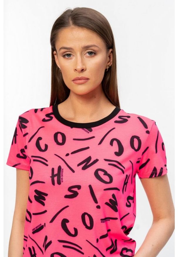 MOSCHINO Różowy t-shirt damski w czarne litery, Rozmiar XS. Kolor: różowy. Materiał: prążkowany. Wzór: aplikacja