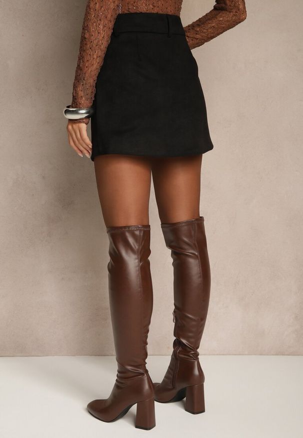 Renee - Czarna Spódnica VICES Mini Stylizowana na Zamszową Tivite. Okazja: na co dzień. Kolor: czarny. Materiał: zamsz. Styl: casual, elegancki