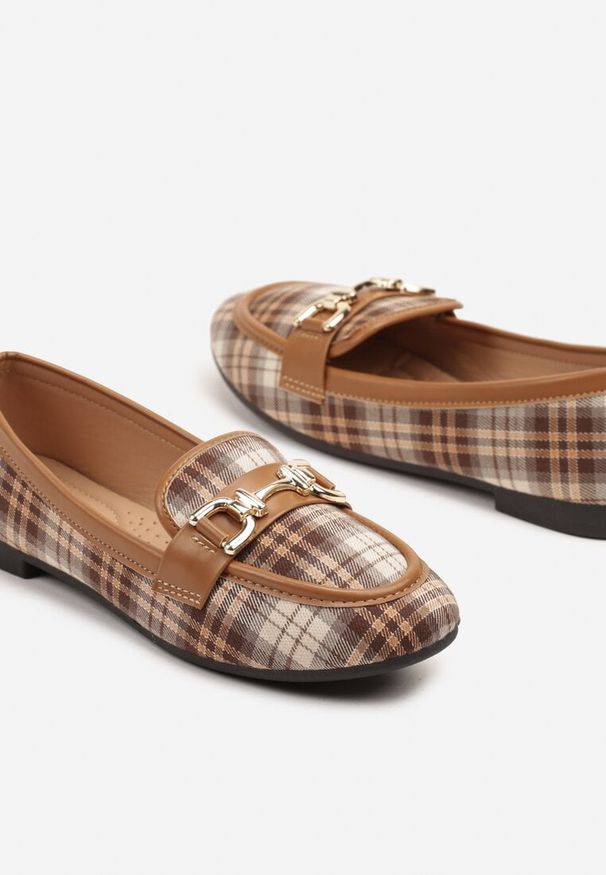 Born2be - Brązowe Mokasyny w Eleganckim Stylu z Klamerką Irivas. Okazja: na spotkanie biznesowe, na co dzień, do pracy. Zapięcie: klamry. Kolor: brązowy. Wzór: aplikacja. Styl: elegancki