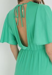 Born2be - Zielona Rozkloszowana Sukienka Maxi z Falbankami i Odkrytymi Plecami Rallad. Typ kołnierza: kołnierz z falbankami. Kolor: zielony. Typ sukienki: kopertowe. Długość: maxi #2