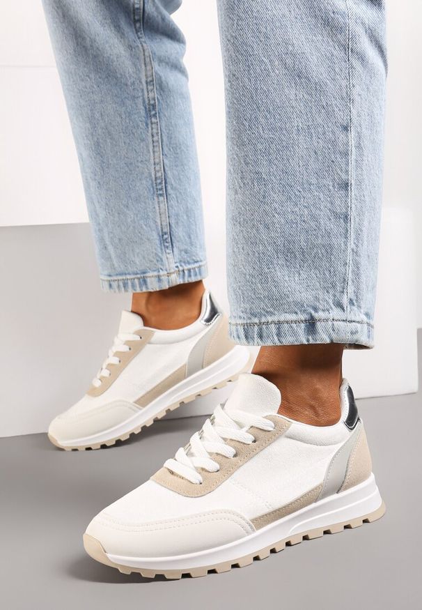 Renee - Białe Sznurowane Sneakersy przed Kostkę Kiea. Wysokość cholewki: przed kostkę. Kolor: biały. Materiał: materiał. Szerokość cholewki: normalna. Obcas: na płaskiej podeszwie