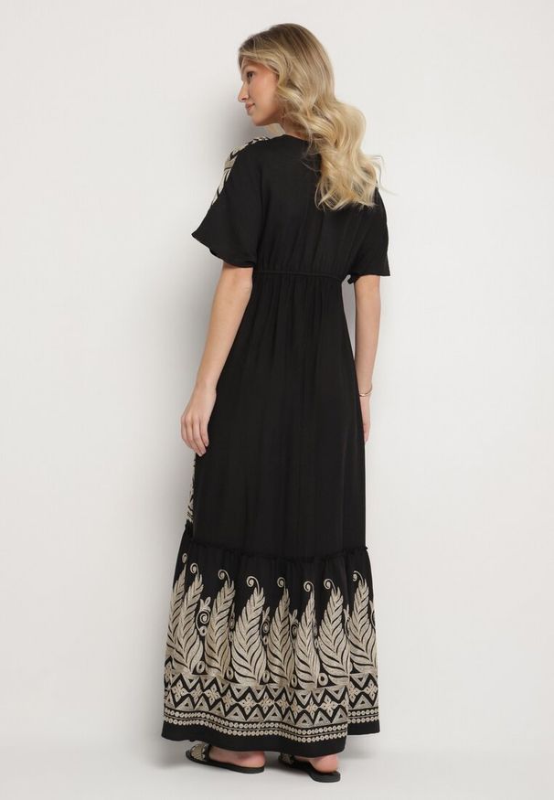 Born2be - Czarna Kopertowa Sukienka z Wiskozy Zdobiona Frędzlami i Metalicznym Haftem Redeirae. Okazja: na spacer, na co dzień. Typ kołnierza: dekolt w serek. Kolor: czarny. Materiał: wiskoza. Wzór: aplikacja, haft. Typ sukienki: kopertowe. Styl: casual, klasyczny