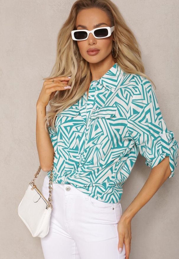 Renee - Zielono-Biała Koszula z Wiskozy w Geometryczny Print Jacelyn. Okazja: na co dzień. Typ kołnierza: dekolt w serek, kołnierzyk klasyczny. Kolor: zielony. Materiał: wiskoza. Wzór: geometria, nadruk. Styl: klasyczny, elegancki, casual