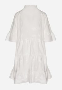 Born2be - Biała Bawełniana Sukienka z Haftowanej Tkaniny o Koszulowym Kroju z Falbanami Filidwena. Okazja: na co dzień. Typ kołnierza: kołnierzyk klasyczny. Kolor: biały. Materiał: tkanina, bawełna. Wzór: haft. Typ sukienki: koszulowe. Styl: klasyczny, casual, elegancki, boho #4