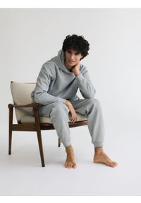 Reserved - Spodnie dresowe regular fit - jasnoszary. Kolor: szary. Materiał: dresówka