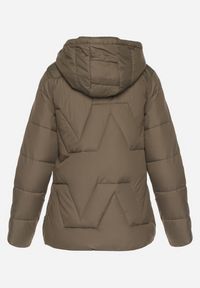 Born2be - Ciemnozielona Kurtka z Szerokim Pikowaniem i Kapturem Yasidi. Okazja: na co dzień. Kolor: zielony. Materiał: jeans. Styl: casual, elegancki #2