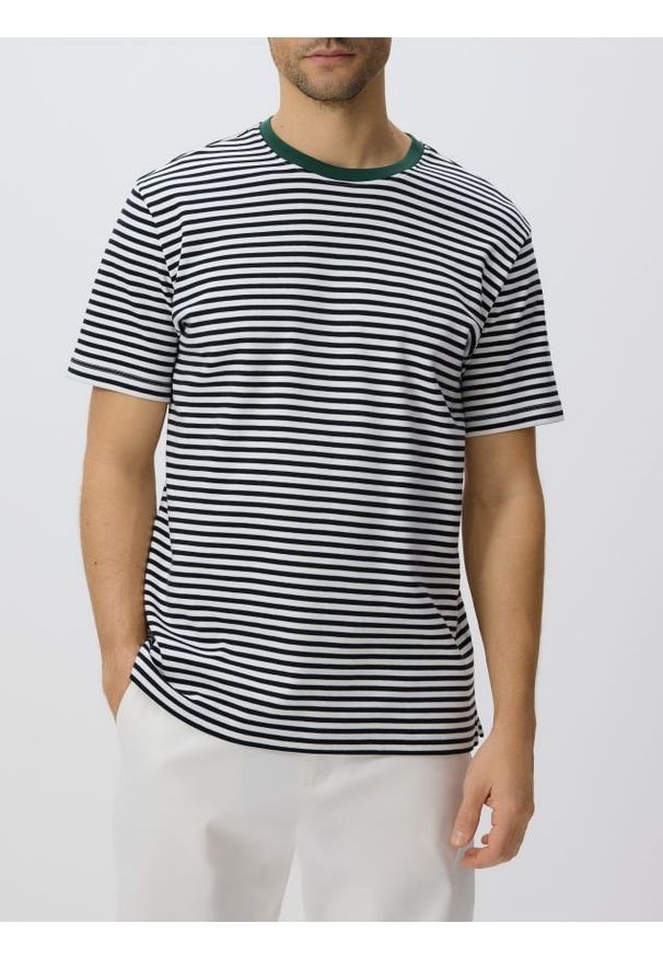 Reserved - T-shirt regular w paski - złamana biel. Materiał: bawełna, dzianina. Wzór: paski