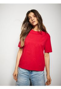 Reserved - T-shirt z haftem w serca - czerwony. Kolor: czerwony. Materiał: dzianina, bawełna. Wzór: haft #1