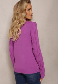 Renee - Fioletowy Sweter w Warkoczykowy Splot Mikke. Kolor: fioletowy. Materiał: dzianina, tkanina. Długość rękawa: długi rękaw. Długość: długie. Wzór: ze splotem. Styl: klasyczny #3