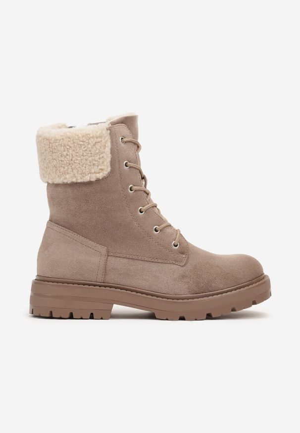 Renee - Beżowe Botki Typu Workery na Płaskiej Podeszwie z Barankowym Futerkiem przy Cholewce Nevathira. Okazja: na co dzień. Nosek buta: okrągły. Kolor: beżowy. Materiał: futro. Szerokość cholewki: normalna. Wzór: aplikacja. Obcas: na płaskiej podeszwie. Styl: klasyczny, casual, elegancki