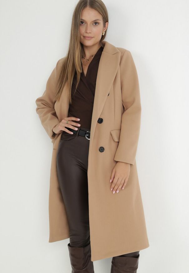 Born2be - Beżowy Płaszcz Dwurzędowy Lodis. Okazja: na co dzień. Kolor: beżowy. Materiał: tkanina. Długość: długie. Styl: casual, elegancki