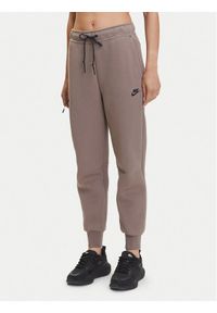 Nike Spodnie dresowe Tech Fleece HV6779 Brązowy Regular Fit. Kolor: brązowy. Materiał: bawełna