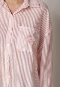 Born2be - Różowa Koszula o Kroju Oversize z Tencelu w Paski Ozdobiona Haftem Tidine. Okazja: na co dzień, na spotkanie biznesowe, do pracy. Kolor: różowy. Materiał: poliester, jeans. Wzór: aplikacja, haft, paski. Styl: casual, biznesowy #4