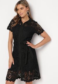 Born2be - Czarna Ażurowa Sukienka Koszulowa Midi z Wiązanym Paskiem Pamy. Kolor: czarny. Materiał: materiał, koronka. Długość rękawa: krótki rękaw. Wzór: ażurowy. Typ sukienki: koszulowe. Styl: klasyczny. Długość: midi #1