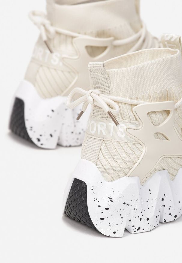 Born2be - Beżowe Sneakersy Andrassa. Okazja: na co dzień. Zapięcie: bez zapięcia. Kolor: beżowy. Materiał: materiał. Szerokość cholewki: normalna. Wzór: aplikacja, napisy. Obcas: na platformie