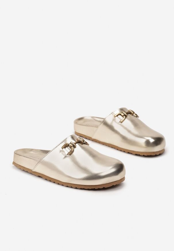 Born2be - Złote Klapki z Klamerką Carva. Kolor: złoty. Styl: elegancki