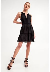 Twinset Milano - Sukienka TWINSET. Materiał: koronka. Długość rękawa: bez rękawów. Wzór: aplikacja, koronka. Długość: mini