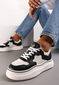 Renee - Biało-Czarne Płaskie Sneakersy Sznurowane na Grubszej Podeszwie Evanadia. Kolor: biały