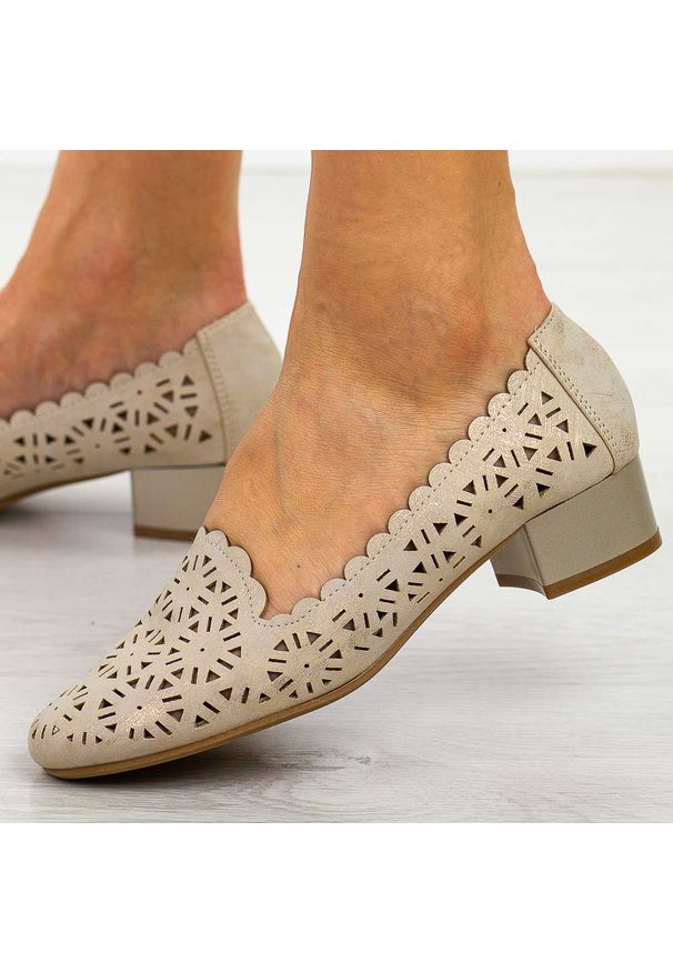 Złote ażurowe czółenka damskie na obcasie M.Daszyński Sa200-1. Nosek buta: okrągły. Kolor: złoty. Szerokość cholewki: normalna. Wzór: ażurowy. Materiał: skóra. Sezon: wiosna, jesień, lato. Obcas: na obcasie. Styl: klasyczny. Wysokość obcasa: niski