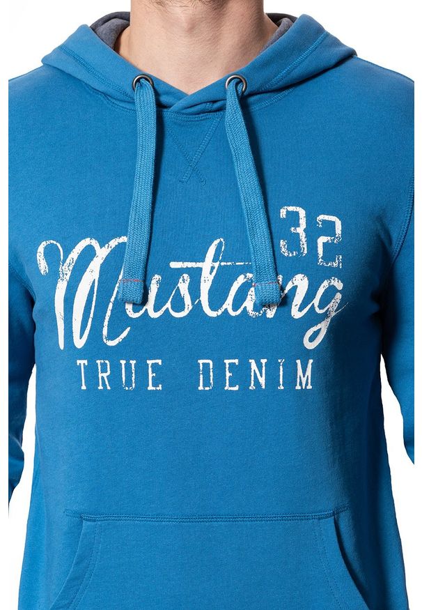 Mustang - MUSTANG BLUZA Logoprint Hoodie DEEP WATER 1007259 5392. Typ kołnierza: kaptur. Wzór: nadruk
