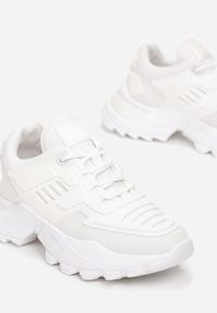 Renee - Białe Sneakersy Tinlyss. Kolor: biały. Materiał: materiał, guma. Szerokość cholewki: normalna #5