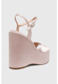 Steve Madden sandały Compact kolor beżowy SM11002429. Zapięcie: klamry. Kolor: beżowy. Materiał: materiał, guma. Wzór: gładki. Obcas: na koturnie #4
