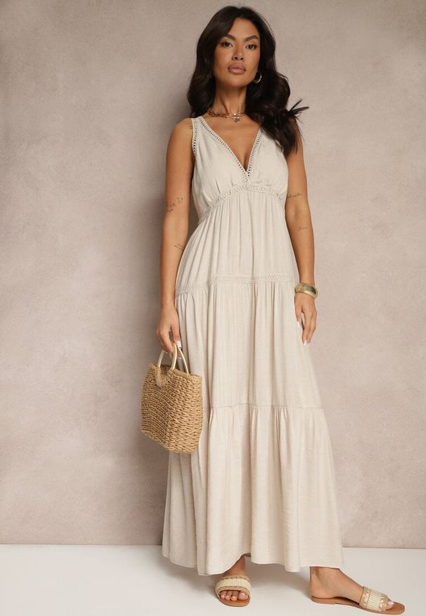 Renee - Beżowa Sukienka z Wiskozą Ozdobiona Szydełkowym Motywem Mevelta. Okazja: na co dzień. Typ kołnierza: dekolt w kształcie V. Kolor: beżowy. Materiał: wiskoza. Wzór: aplikacja. Sezon: lato. Styl: casual, elegancki, klasyczny