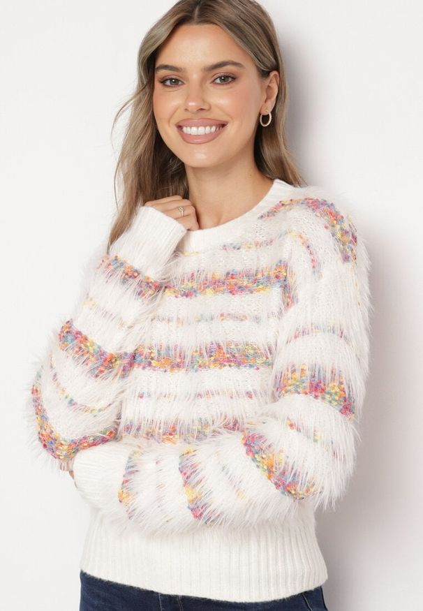 Born2be - Biały Sweter z Wełną w Paski o Fakturze Imitującej Pióra Lazina. Okazja: na co dzień. Kolor: biały. Materiał: wełna. Długość rękawa: długi rękaw. Długość: długie. Wzór: paski. Styl: klasyczny, casual, elegancki