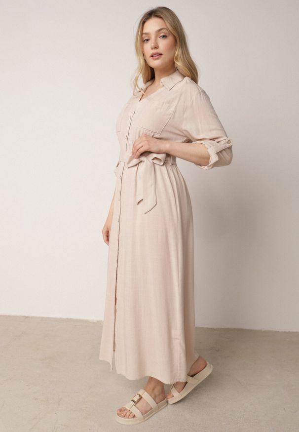 Born2be - Beżowa Bawełniana Sukienka Koszulowa z Paskiem i Regulowanymi Rękawami Sadevia. Okazja: na co dzień, do pracy, na spotkanie biznesowe, na spacer. Kolor: beżowy. Materiał: bawełna. Typ sukienki: koszulowe. Styl: klasyczny, casual, biznesowy, elegancki. Długość: midi