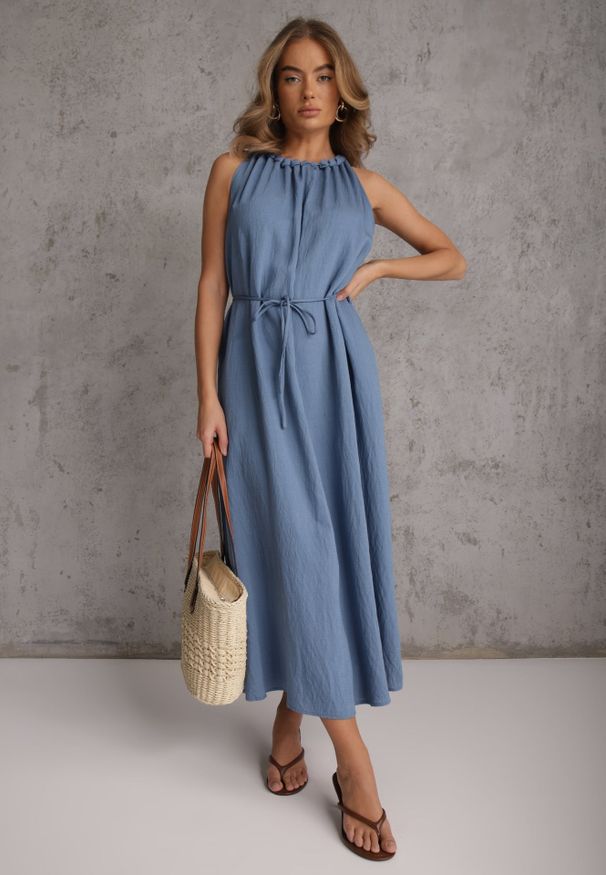 Renee - Niebieska Sukienka Bez Rękawów z Wiskozy z Ozdobnym Dekoltem i Wiązaniem w Talii Azeira. Okazja: na co dzień. Kolekcja: plus size. Kolor: niebieski. Materiał: wiskoza. Długość rękawa: bez rękawów. Typ sukienki: dla puszystych. Styl: casual