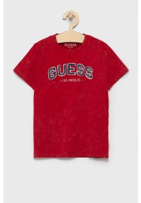 Guess T-shirt dziecięcy kolor czerwony z aplikacją. Okazja: na co dzień. Kolor: czerwony. Materiał: dzianina. Wzór: aplikacja. Styl: casual