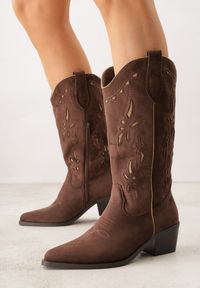 Renee - Brązowe Ażurowe Botki Kowbojki na Stożku z Imitacji Zamszu Hephiane. Kolor: brązowy. Materiał: zamsz. Wzór: ażurowy. Obcas: na stożku. Styl: boho. Wysokość obcasa: średni #1