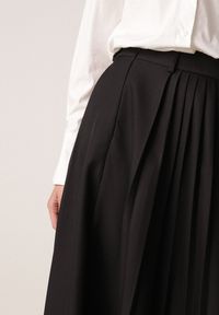 Born2be - Czarna Wiskozowa Spódnica o Rozkloszowanym Kroju z Paskiem z Klamrą Lawedisa. Okazja: na co dzień, na spotkanie biznesowe, do pracy. Kolor: czarny. Materiał: wiskoza. Styl: casual, biznesowy, elegancki, klasyczny #3